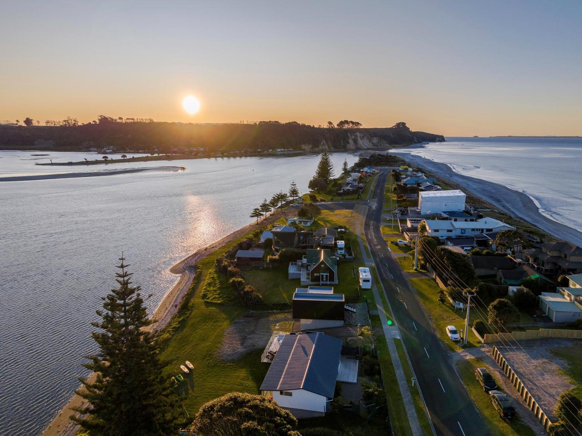 Pukehina Estuary Sunset Views Townhouse & Studio Exterior photo